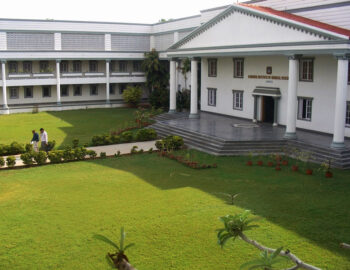 The_main_building_of_kamineni_medical_college